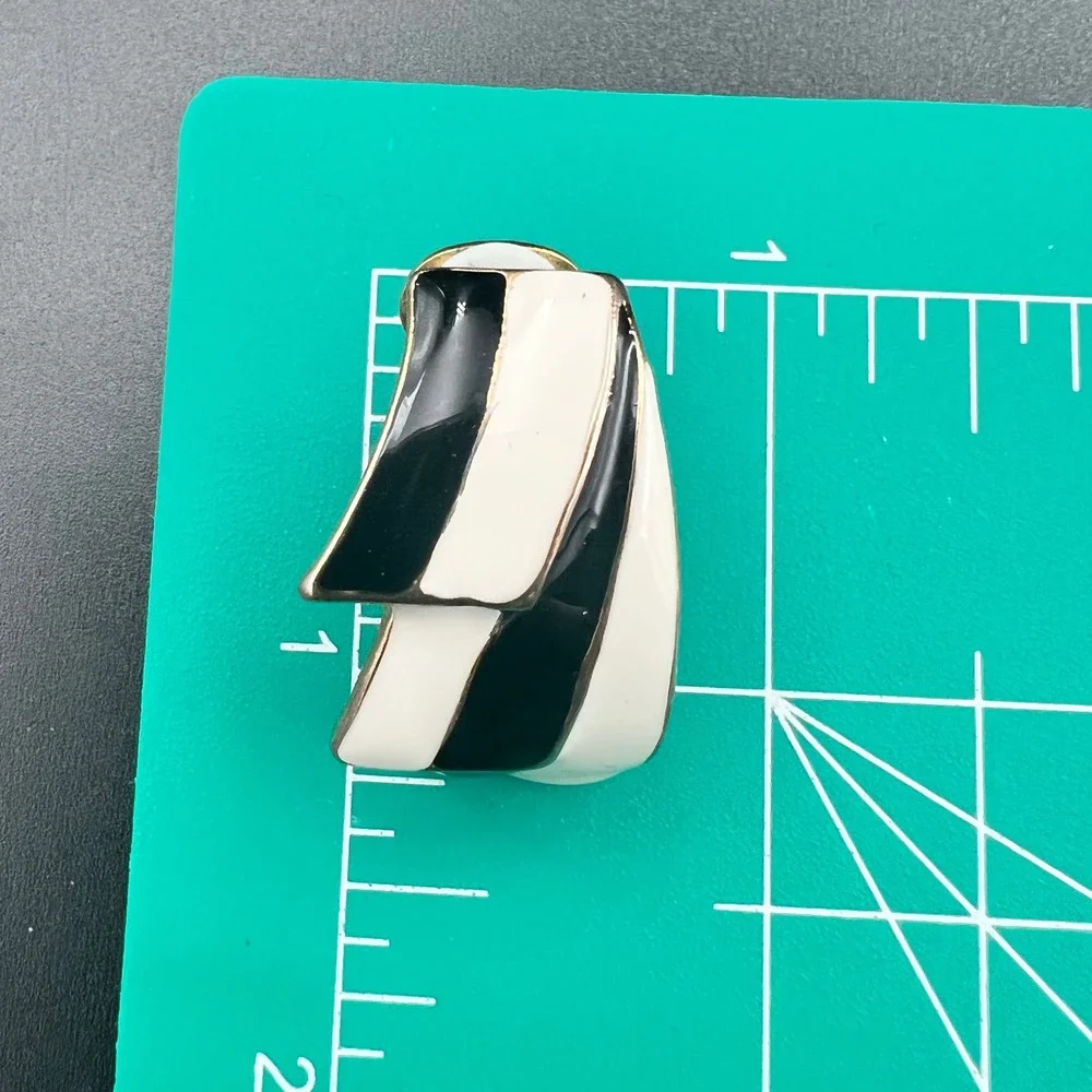 KOKO Vintage Black White Enamel Gold Tone Geometric Clip On Earrings Small Retro
